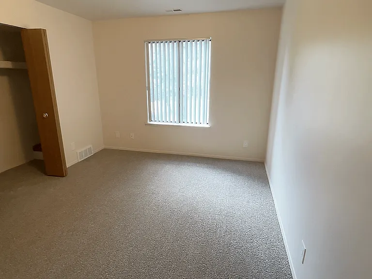 Lakeside Village Apartments — Photo 82