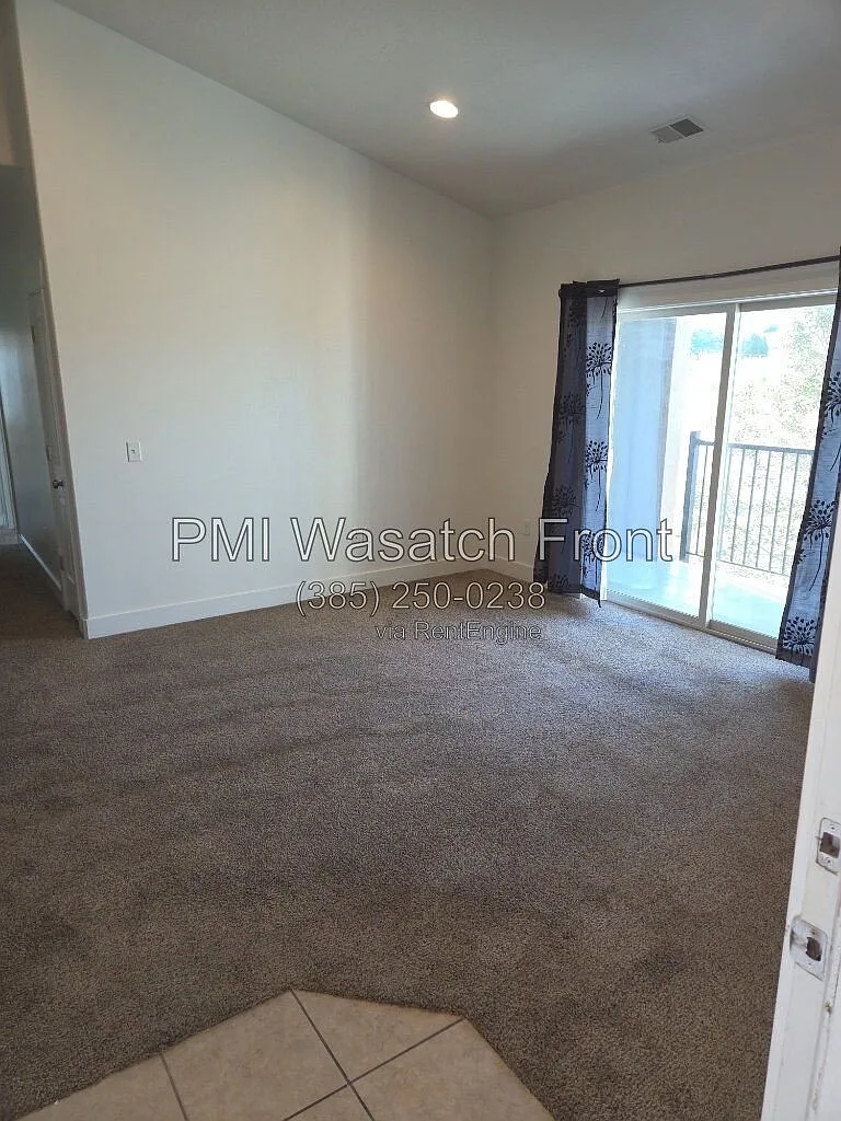 3 bed, 2.0 bath, 1300 sqft, $1,590 — Photo 2