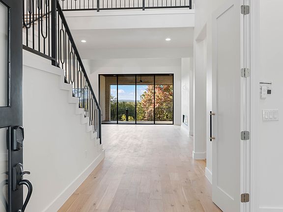 5th image of 139 Westcourt Ln