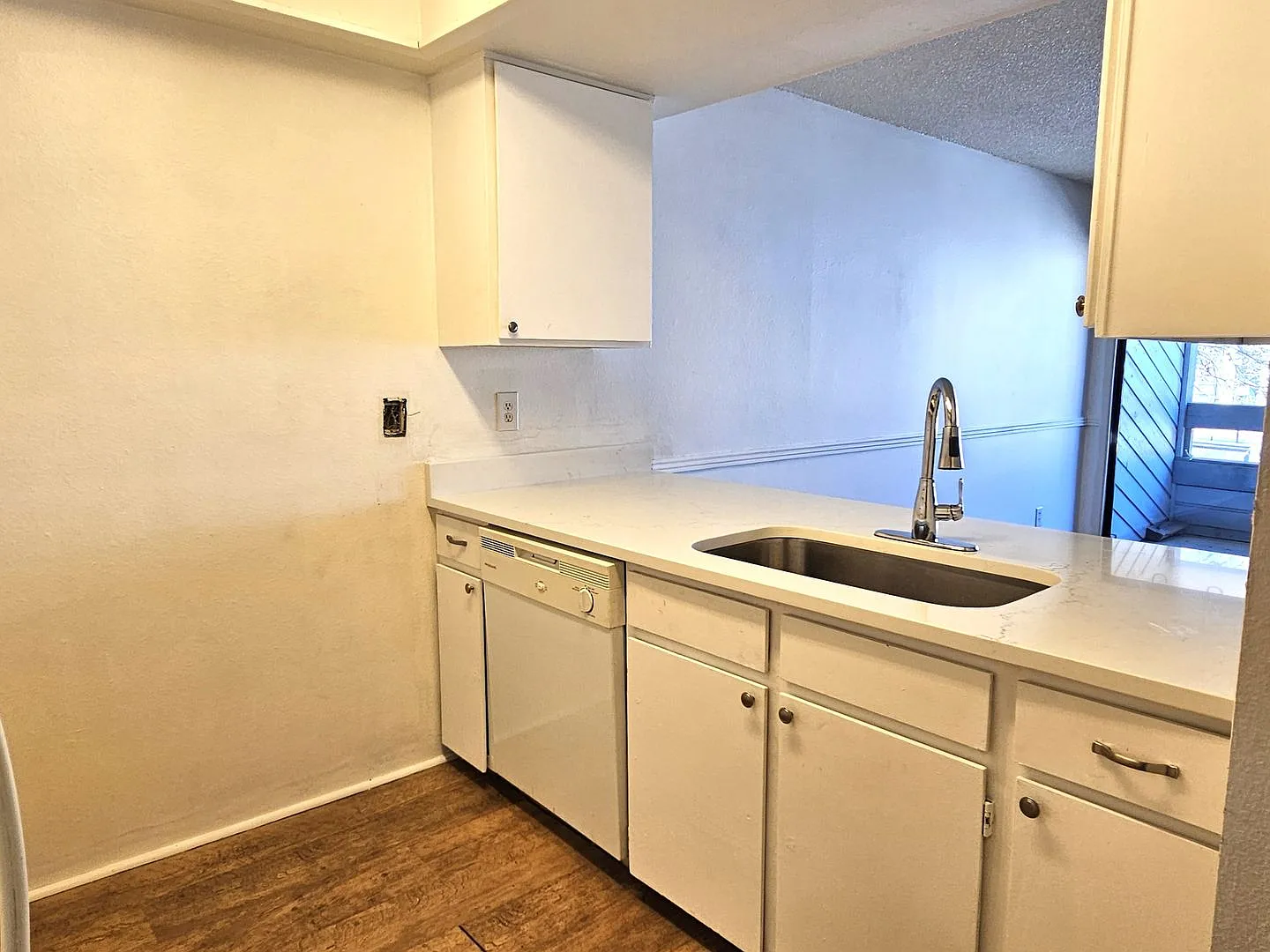 Roomy 1 Bedroom Condo on 2nd Floor with Covered Balcony — Photo 3