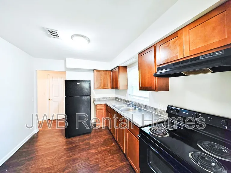 711 Appian Way — Photo 2