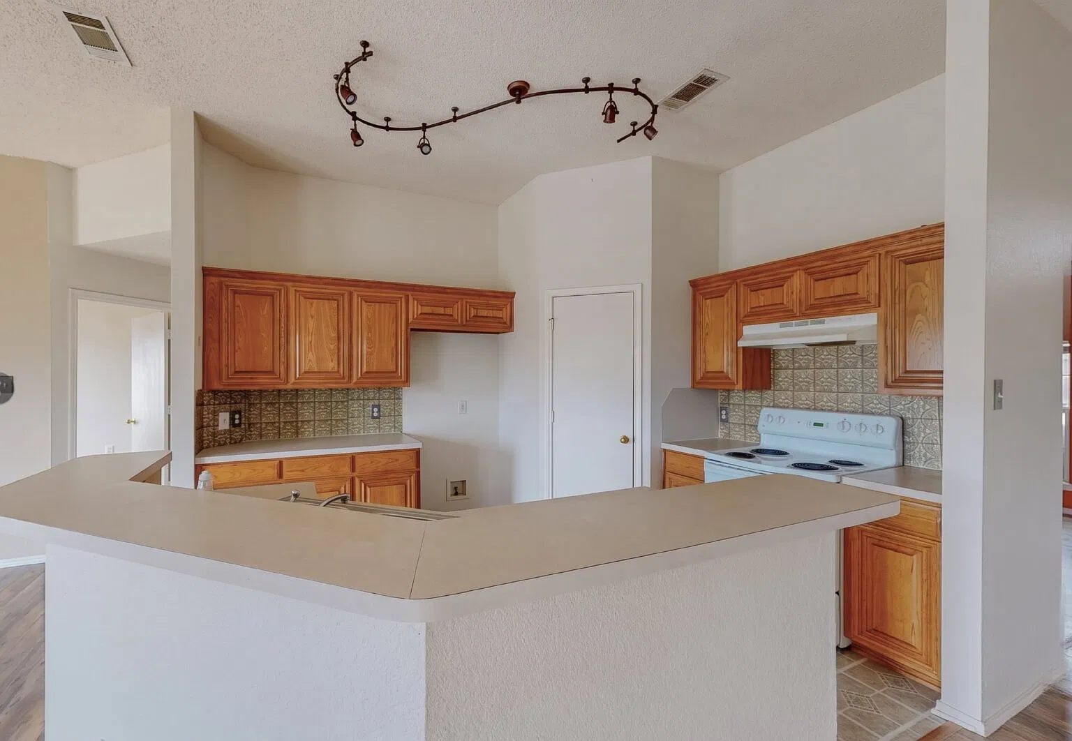 3 bed, 2.0 bath, 1638 sqft, $2,300 — Photo 4