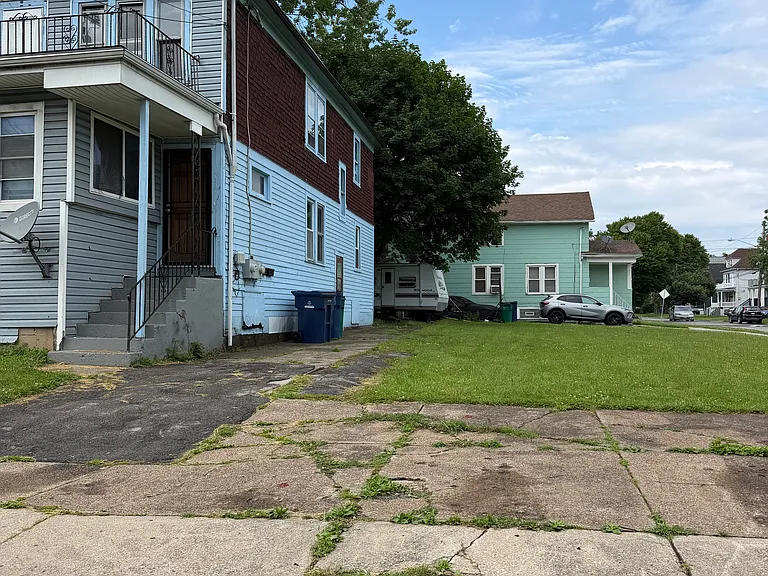 844 Northland Ave — Photo 2