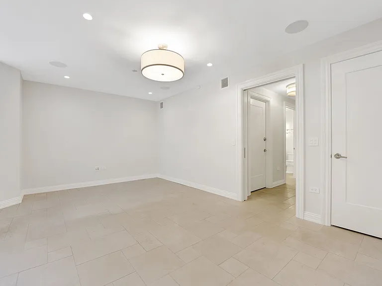 105 W Chestnut St — Photo 18
