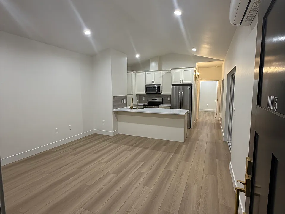 746 7th Ave #3
