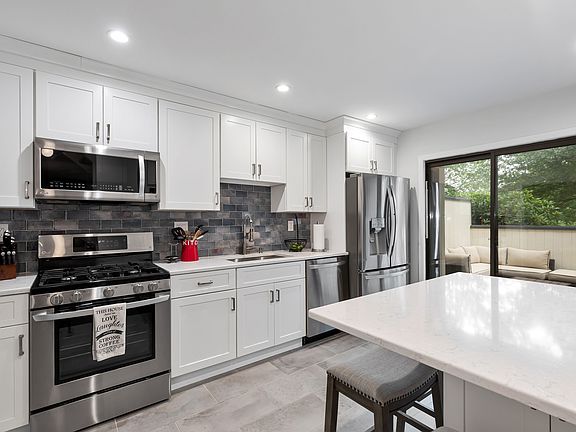 4th image of 240 Arrowood Way #240