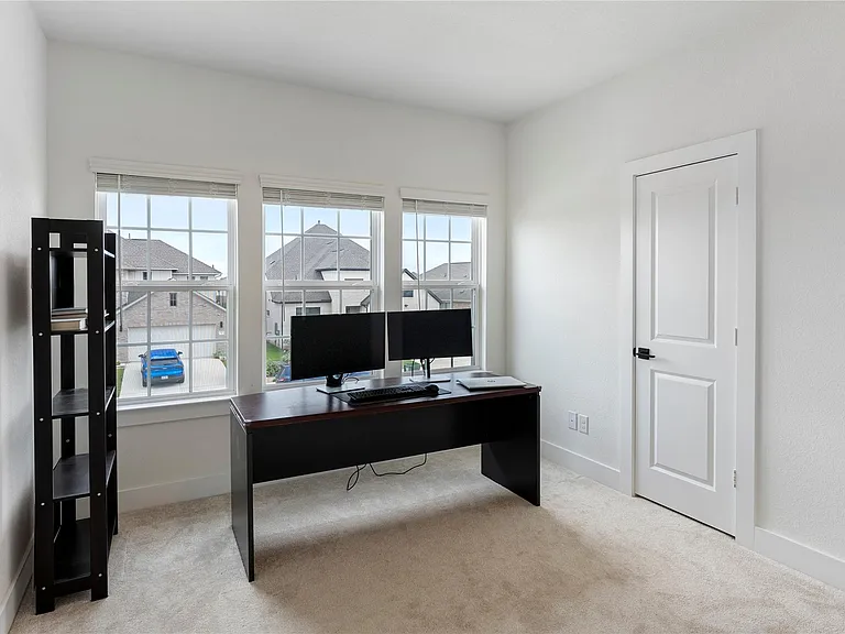 300 Hollister Dr — Photo 27