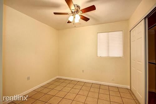 1184 Front house photo 10