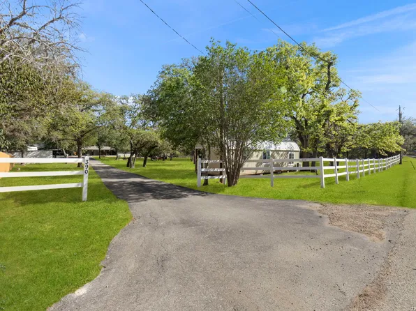 390 Galveston St, Bandera, TX 78003