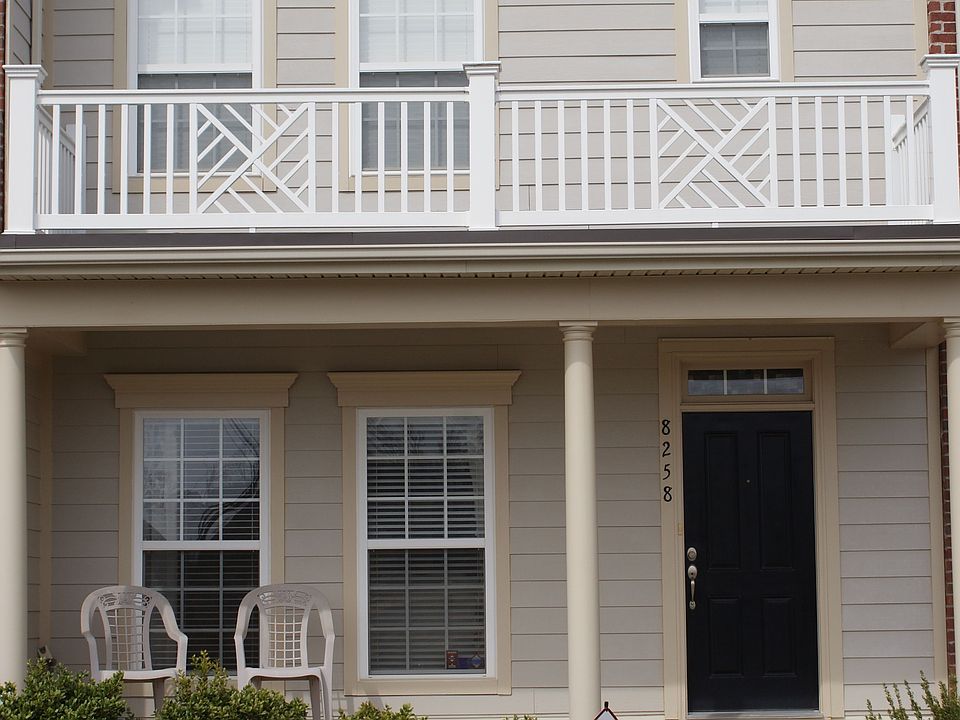 Center unit - covered porch!