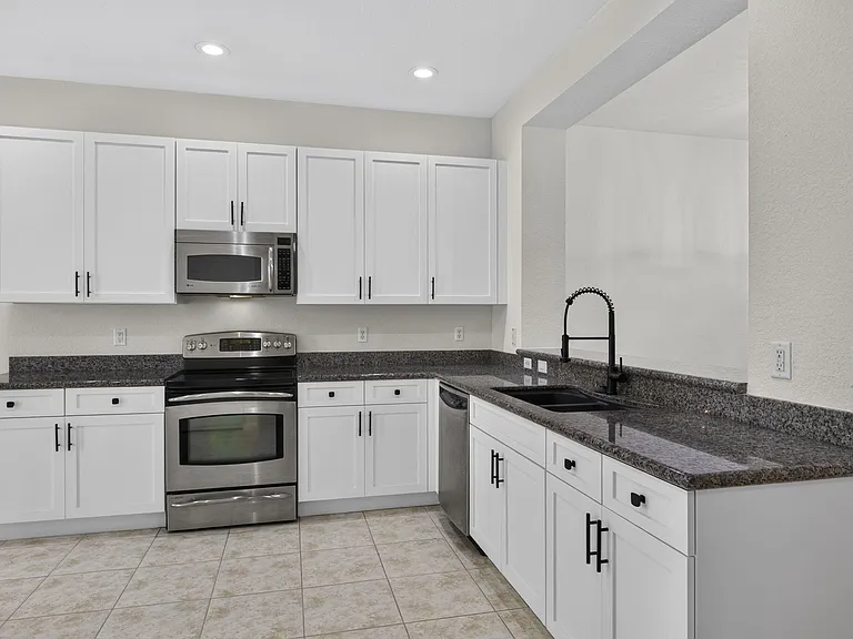 425 Greenwich Cir #204 — Photo 13