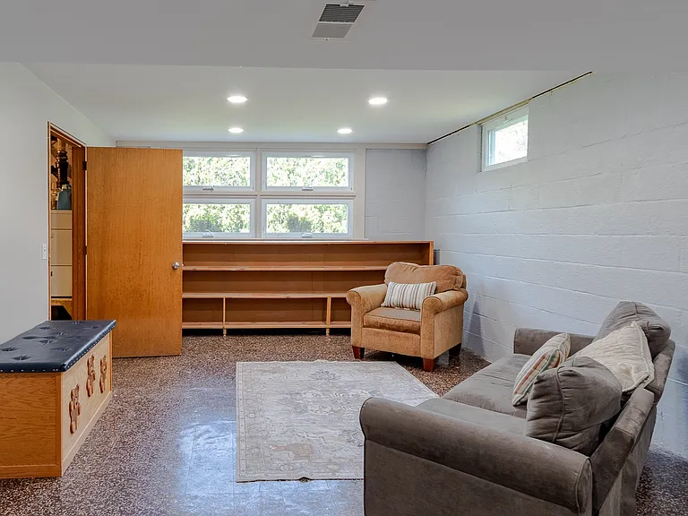 137 W Aaron Dr — Photo 10