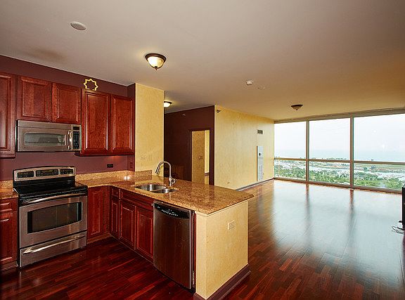 3rd image of 1841 S Calumet Ave #Gu186