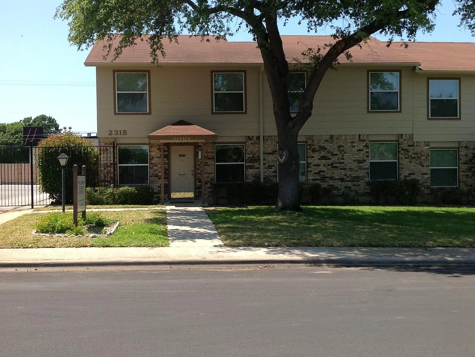 2 bed, 1.5 bath, 1040 sqft, $895 — Photo 3
