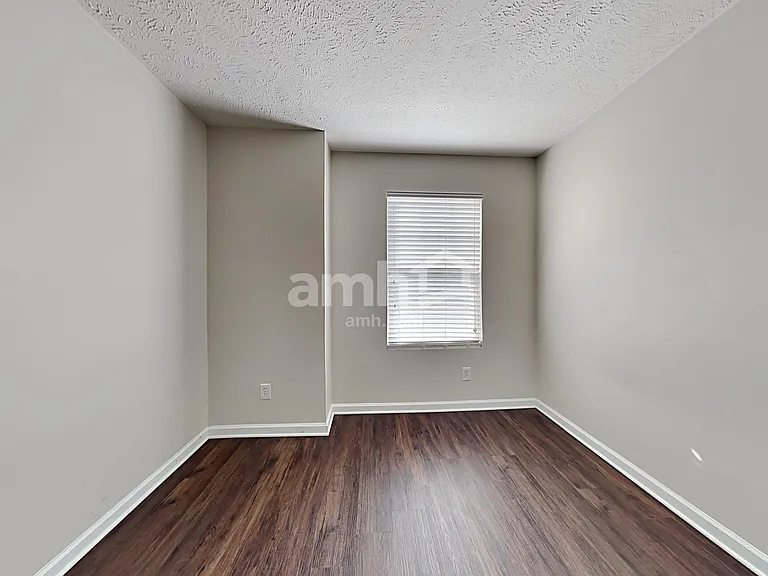 1316 Roxbury Ct — Photo 13