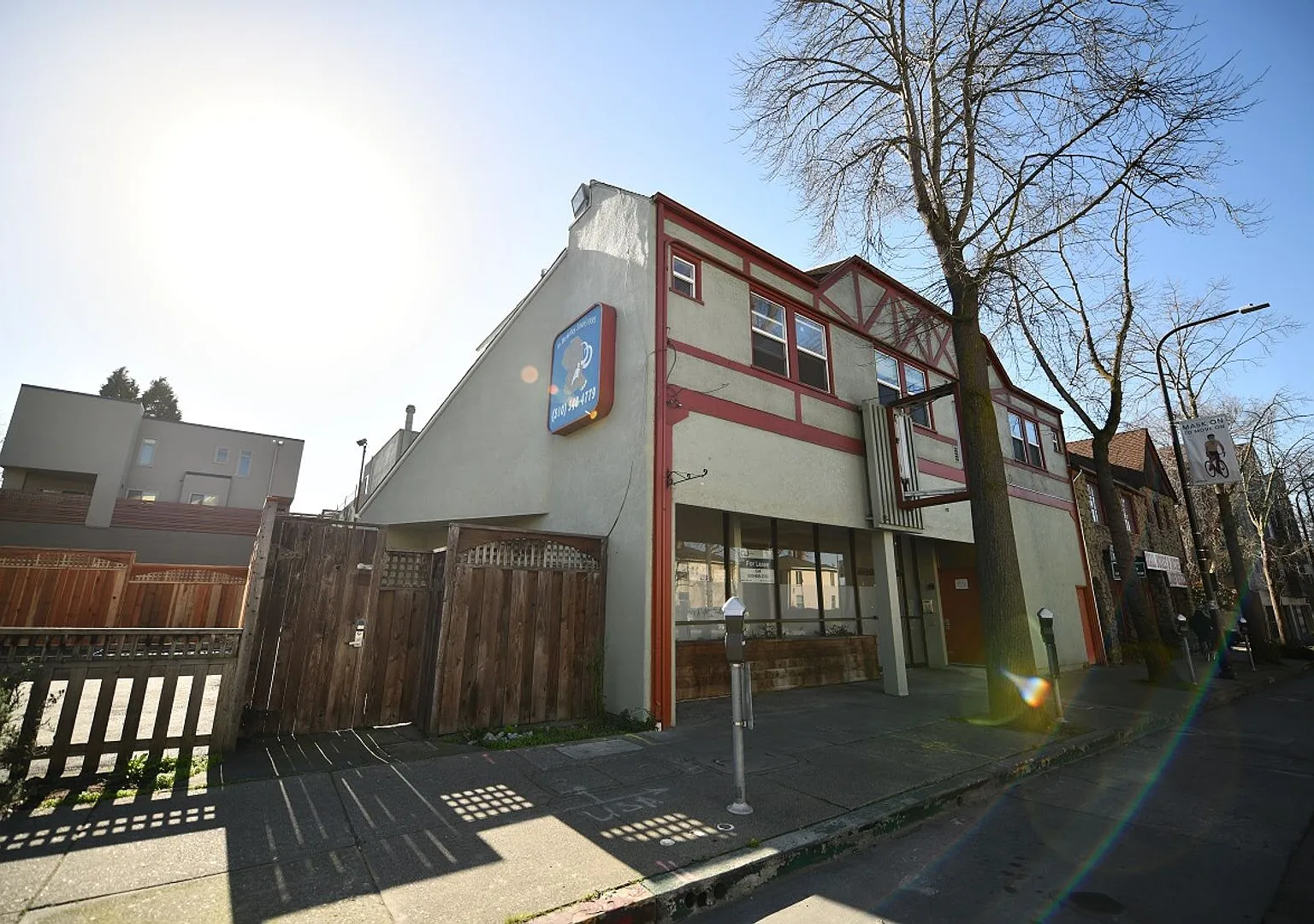 1p371 - 1482 University — Photo 1