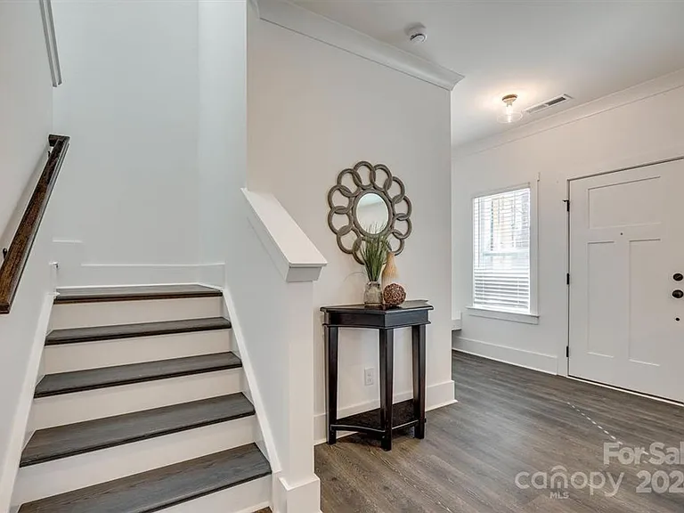 1241 Eastway Dr — Photo 8