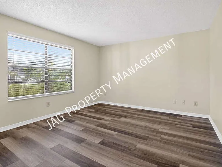 482 Bentwood Ln #C — Photo 4