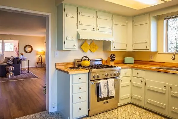 827 Watertrough Rd — Photo 9