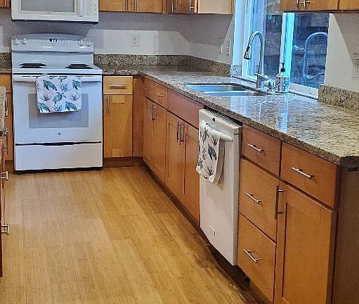 Fabulous Kitchen with all appliances, Breakfast Bar, Built in Desk and Garden Window for Plants