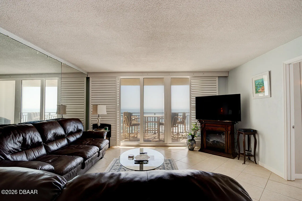2 bed, 2.0 bath, 1175 sqft, $3,000 — Photo 4