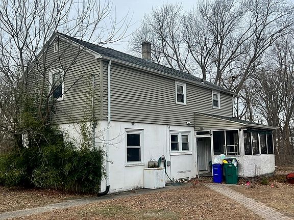2nd image of 856 Newport Ave