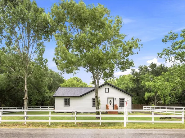 8414 Schiro Rd, Hitchcock, TX 77563
