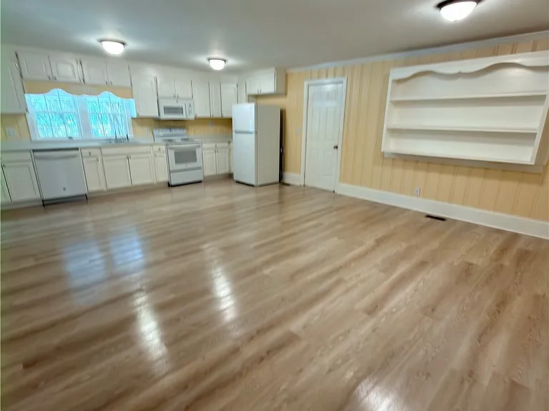 228 Eastwood Ave — Photo 10