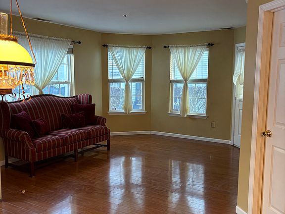 Combination LR/DR with plenty of windows for natural light