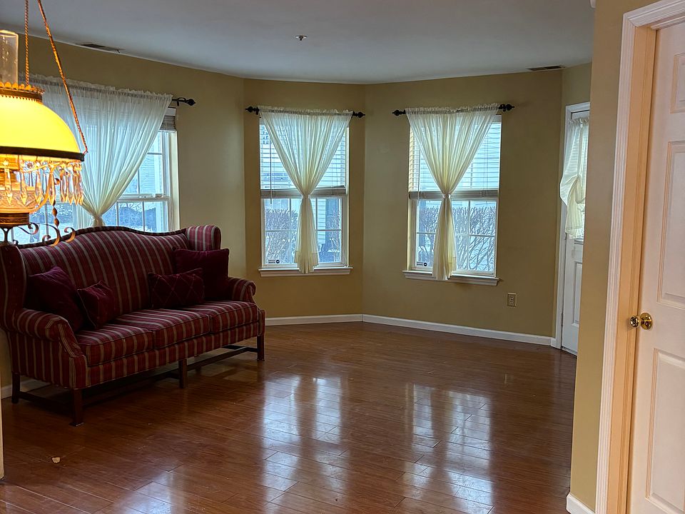 Combination LR/DR with plenty of windows for natural light