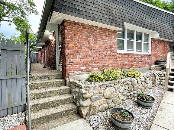 APARTMENT'OUTSIDE STRUCTURE