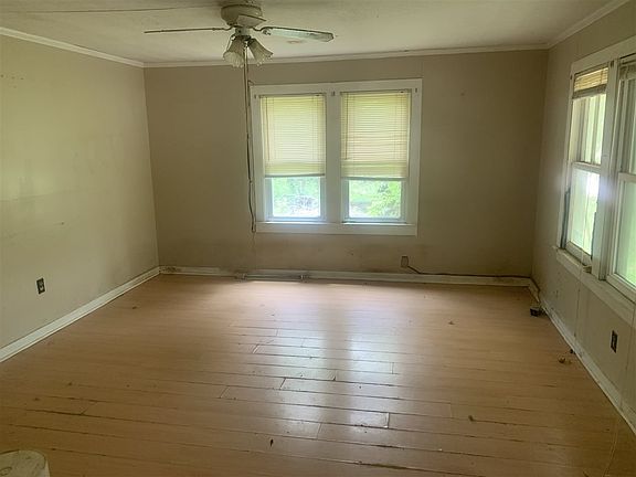 3rd image of 215 Hillcrest Dr