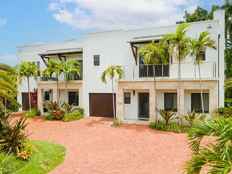 1121 Bel Air Dr — Photo 1