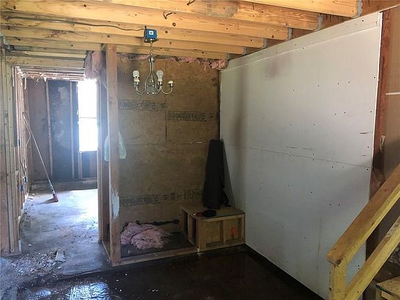 3rd image of 1025 SW 33rd St