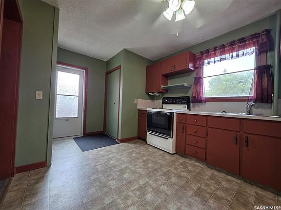 3rd image of 212 6th AVENUE NE