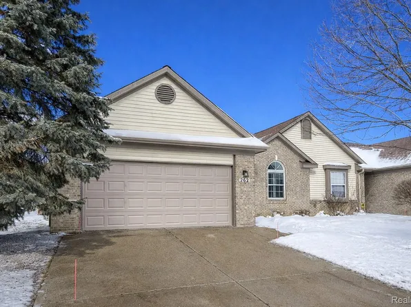 262 Winding Brk #99, Walled Lake, MI 48390