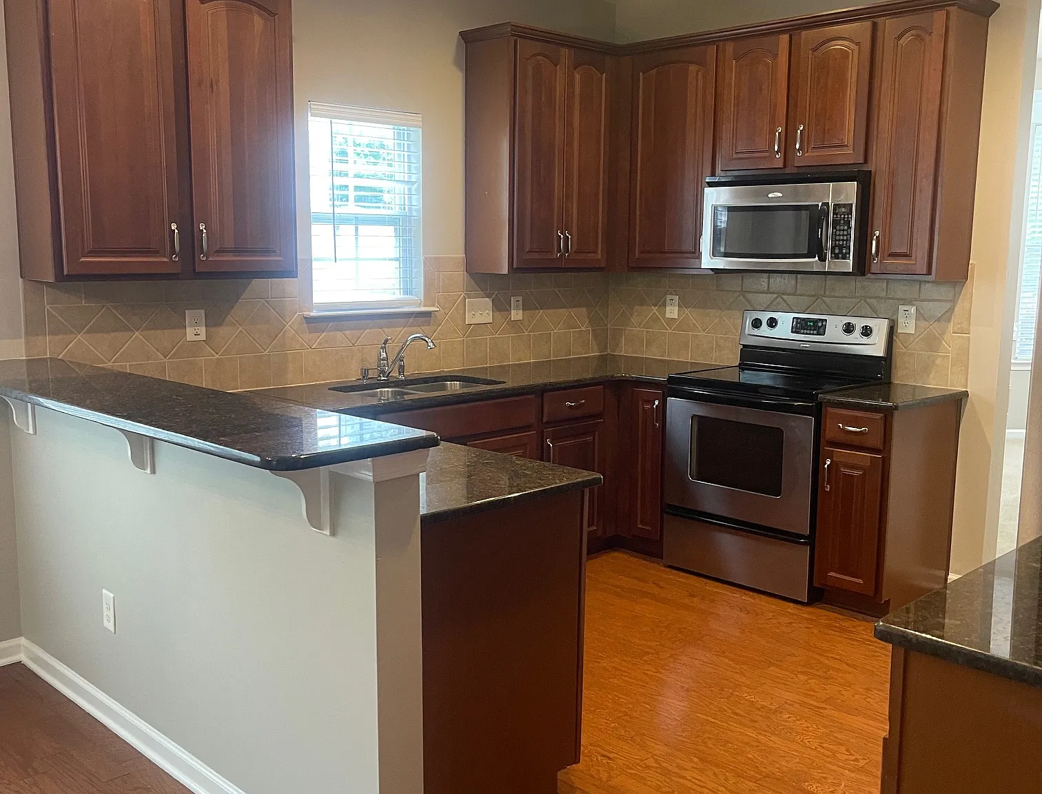 5 bed, 2.5 bath, 2911 sqft, $2,678 — Photo 2