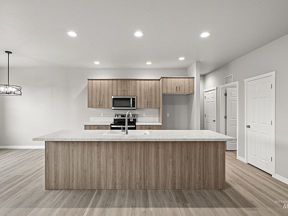 3rd image of 487 Hamlow Ave