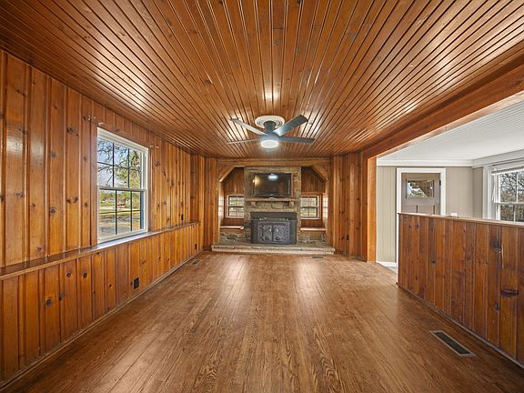 3rd image of 42 Crab Apple Ln