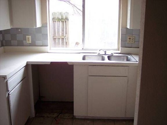 5th image of 2424 Las Brisas St