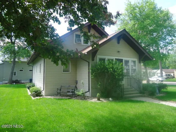 327 2nd St NE, Watertown, SD 57201