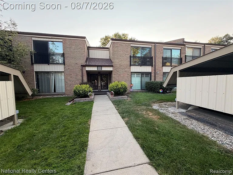 18340 University Park Dr — Photo 2