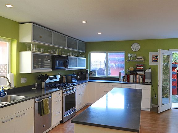 5th image of 823 H Ave