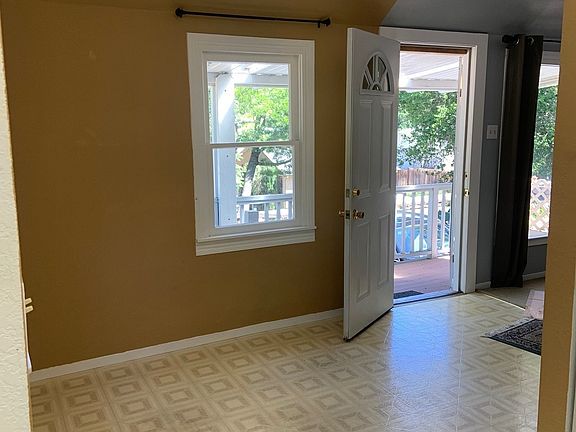 4th image of 1005 Summit Ave #A
