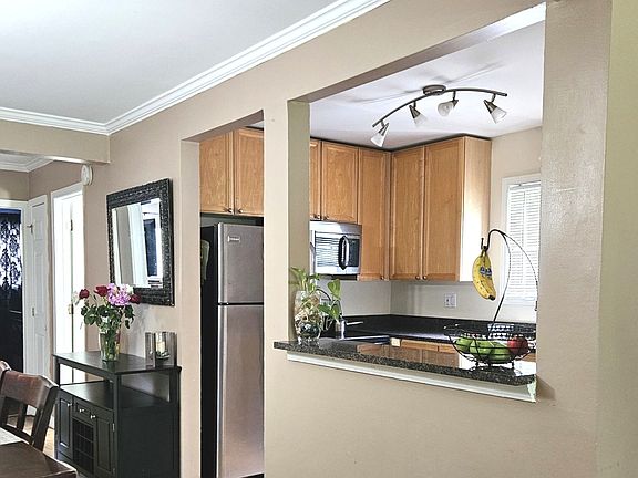 5th image of 461 E Spruce Dr APT 1B