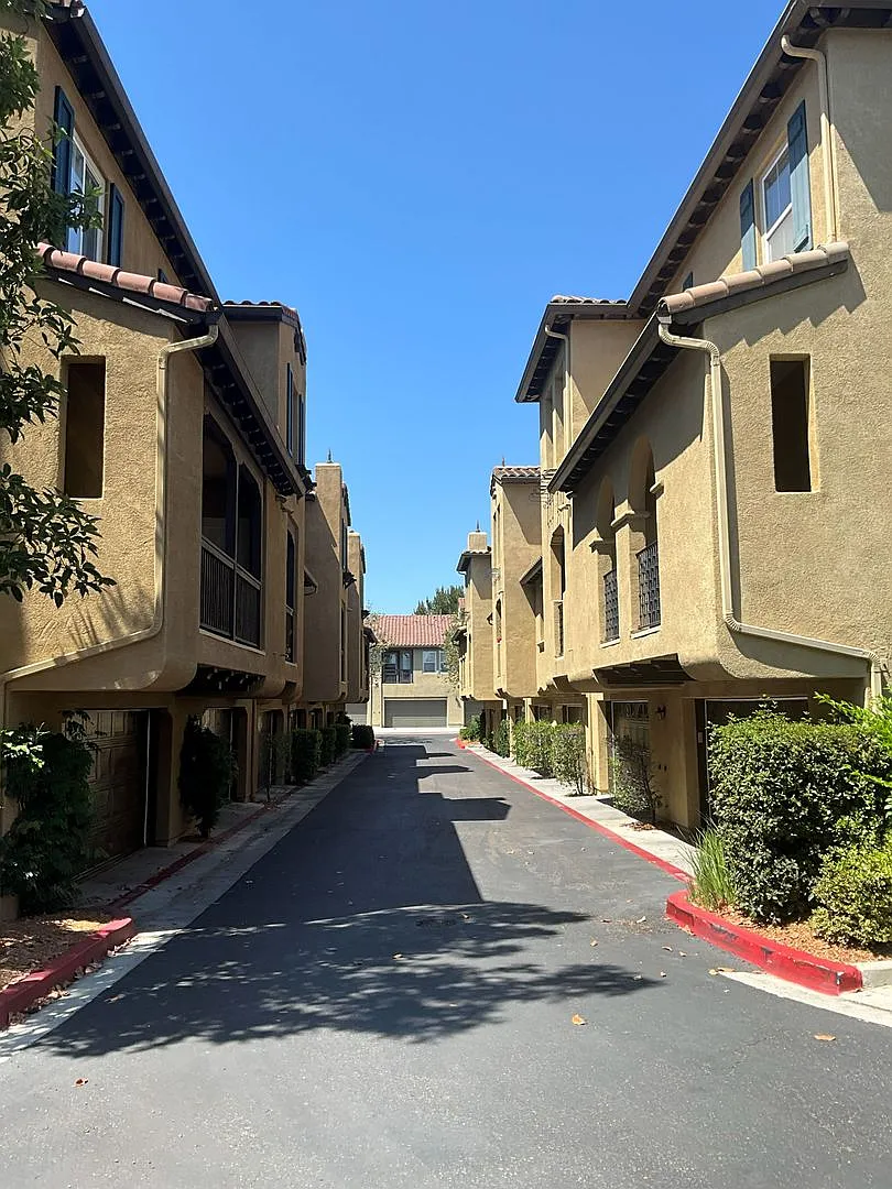 Newly Remodeled 4 Bedroom Townhome In Torrey Highlands - End Unit — Photo 3