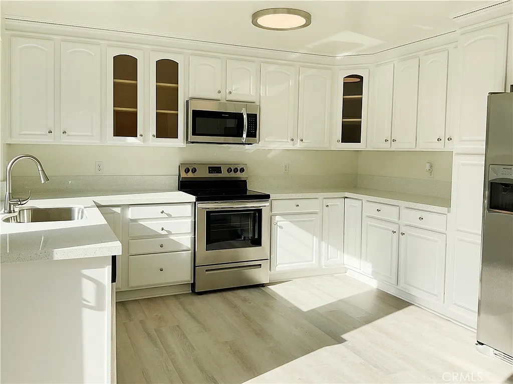 2 bed, 1.0 bath, 954 sqft, $3,300 — Photo 3