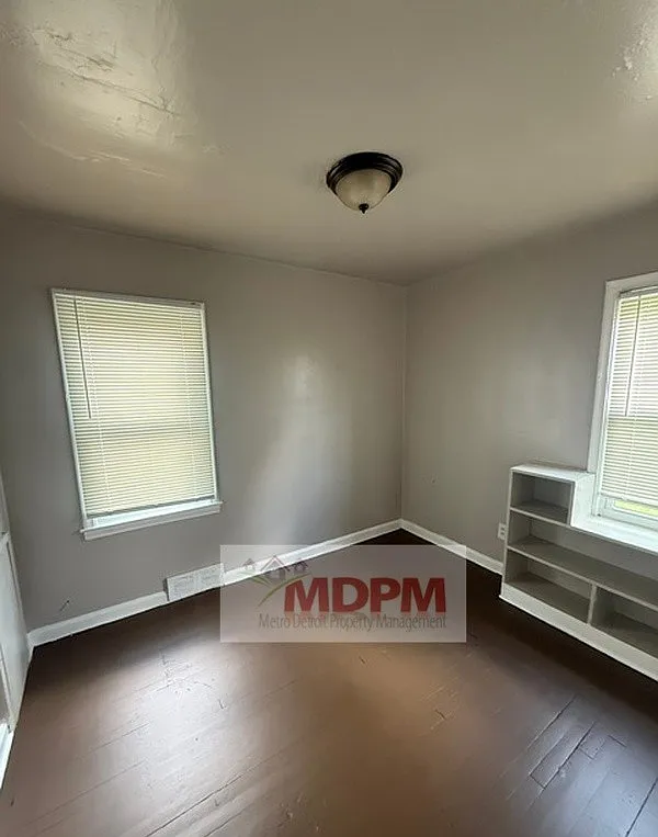 3 bed, 942 sqft, $1,050 — Photo 2
