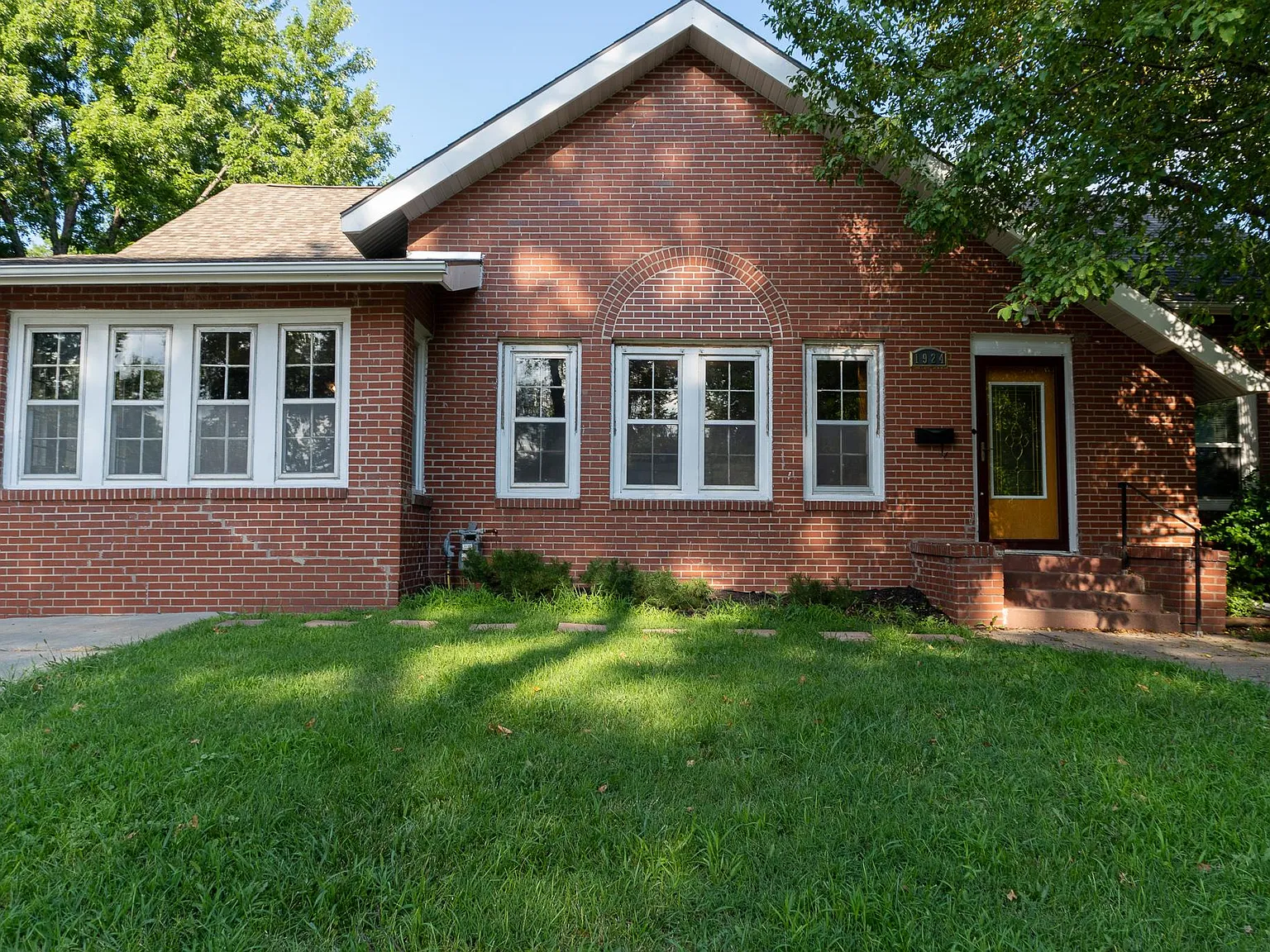 5 bed, 2669 sqft, $425 — Photo 1