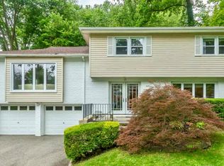 5 N Ravine Rd, Great Neck, NY 11023